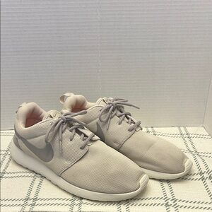 Nike Light beige/gray Roshe